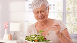 Idosa comendo salada