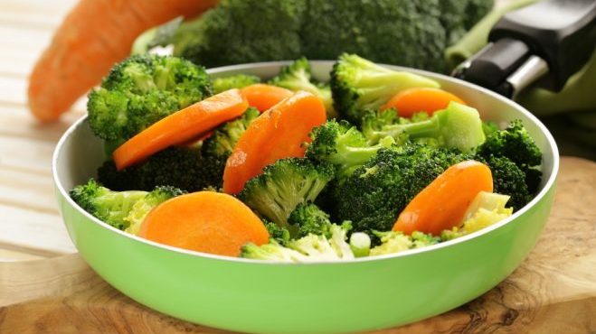 Imagem de um prato de legumes como cenoura e brócolis