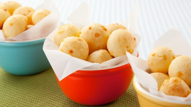 Imagem de três tigelas de pão de queijo