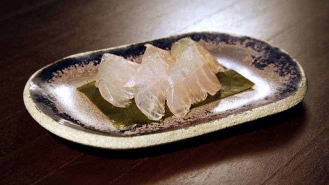 Imagem de um prato de Robalo kombu-jime