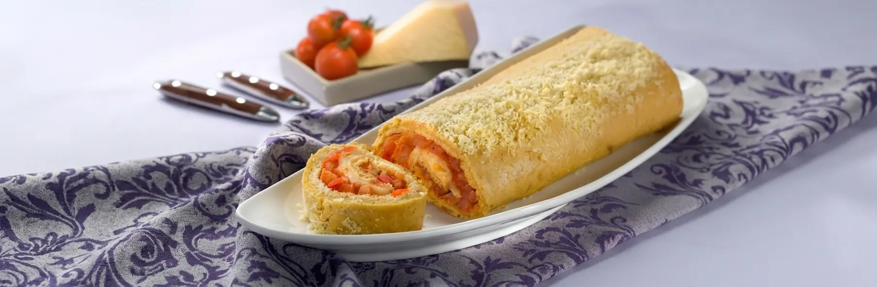 Rocambole de queijo e tomate