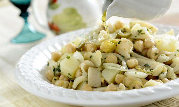 Salada de grão-de-bico com bacalhau