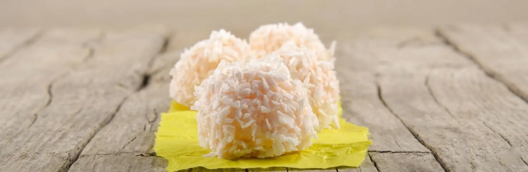Bolo de queijo com cobertura de paçoca