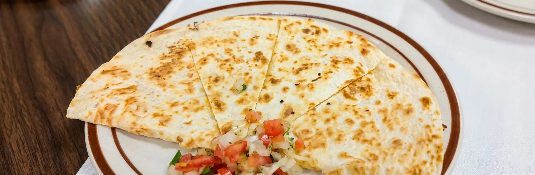 Quesadilla de queijo, alface e tomate