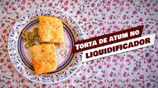 Imagem de um prato com duas fatias de torta de atum com azeitonas fatiadas