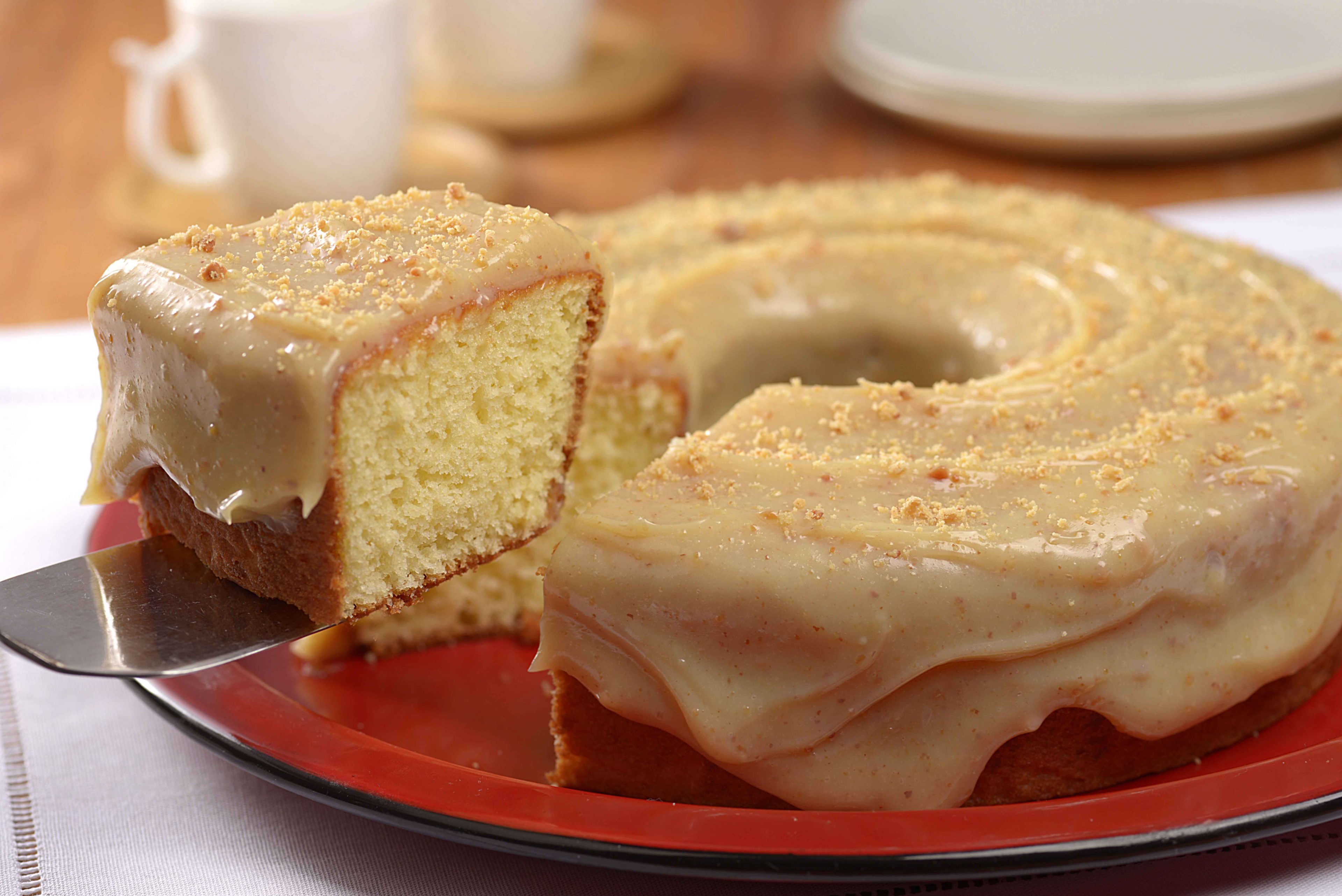 Bolo de queijo com cobertura de paçoca