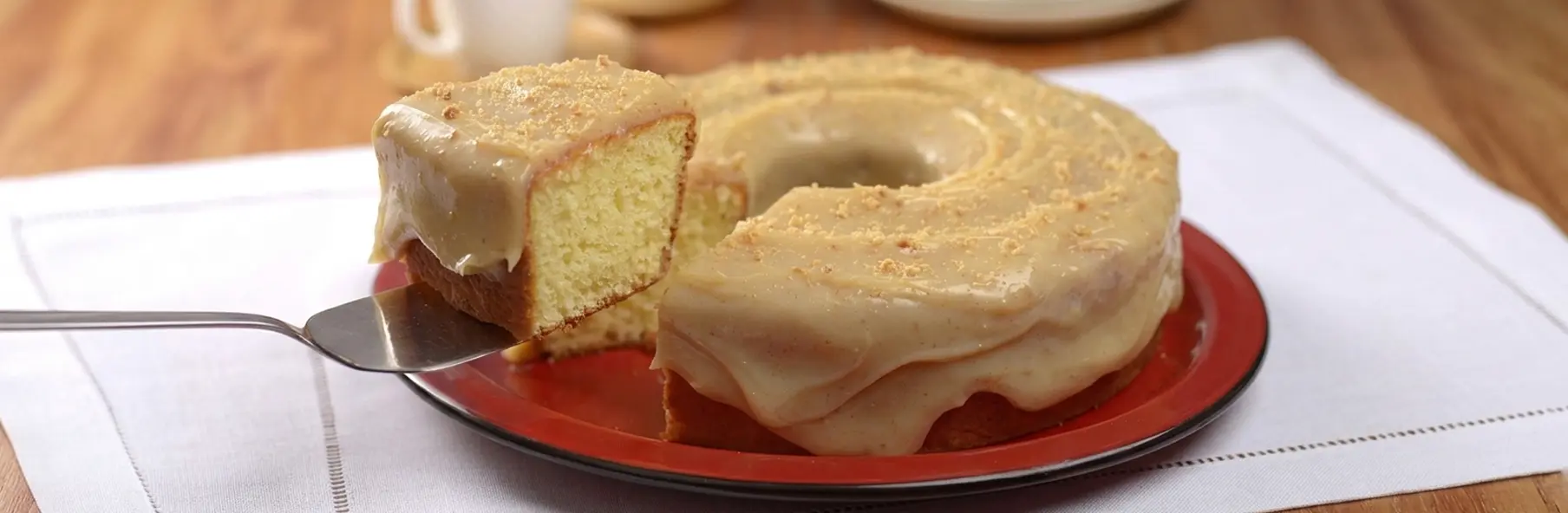 Bolo de queijo com cobertura de paçoca