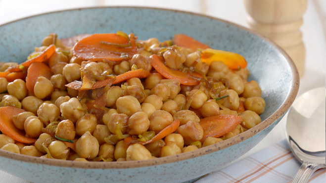 Um prato fundo com salada de grão de bico