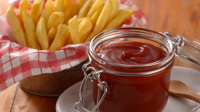 Imagem de um pote com ketchup caseiro