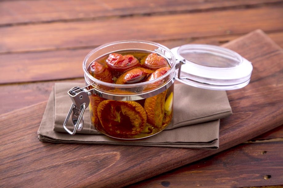 Imagem de um pote com tomates secos dentro