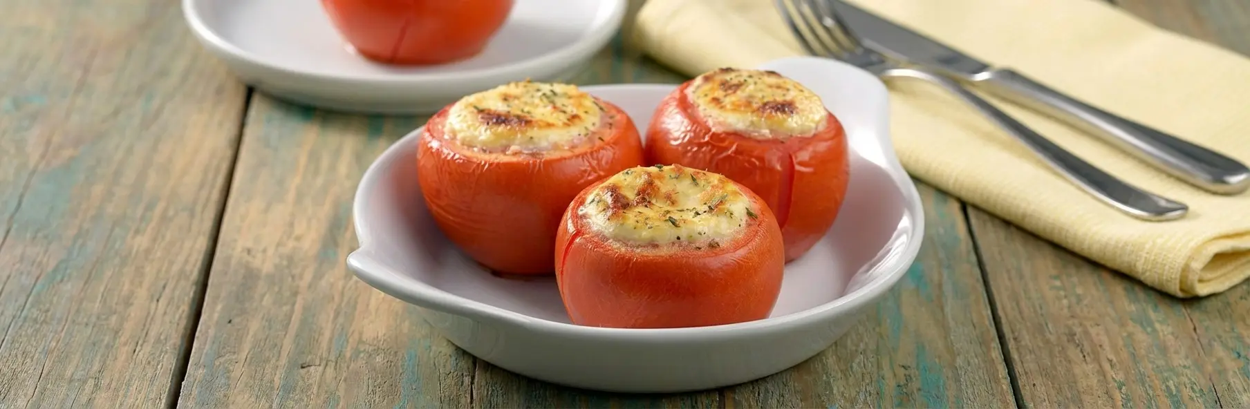 Tomate recheado com 3 queijos