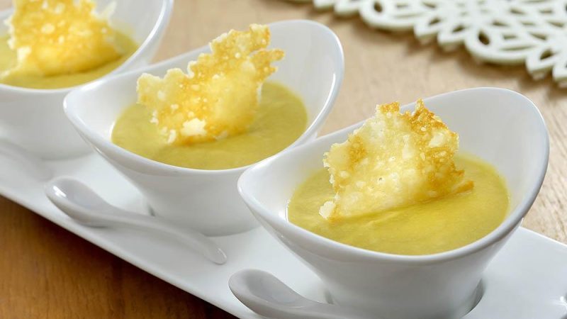 Recipiente com Creme de milho com renda de parmesão