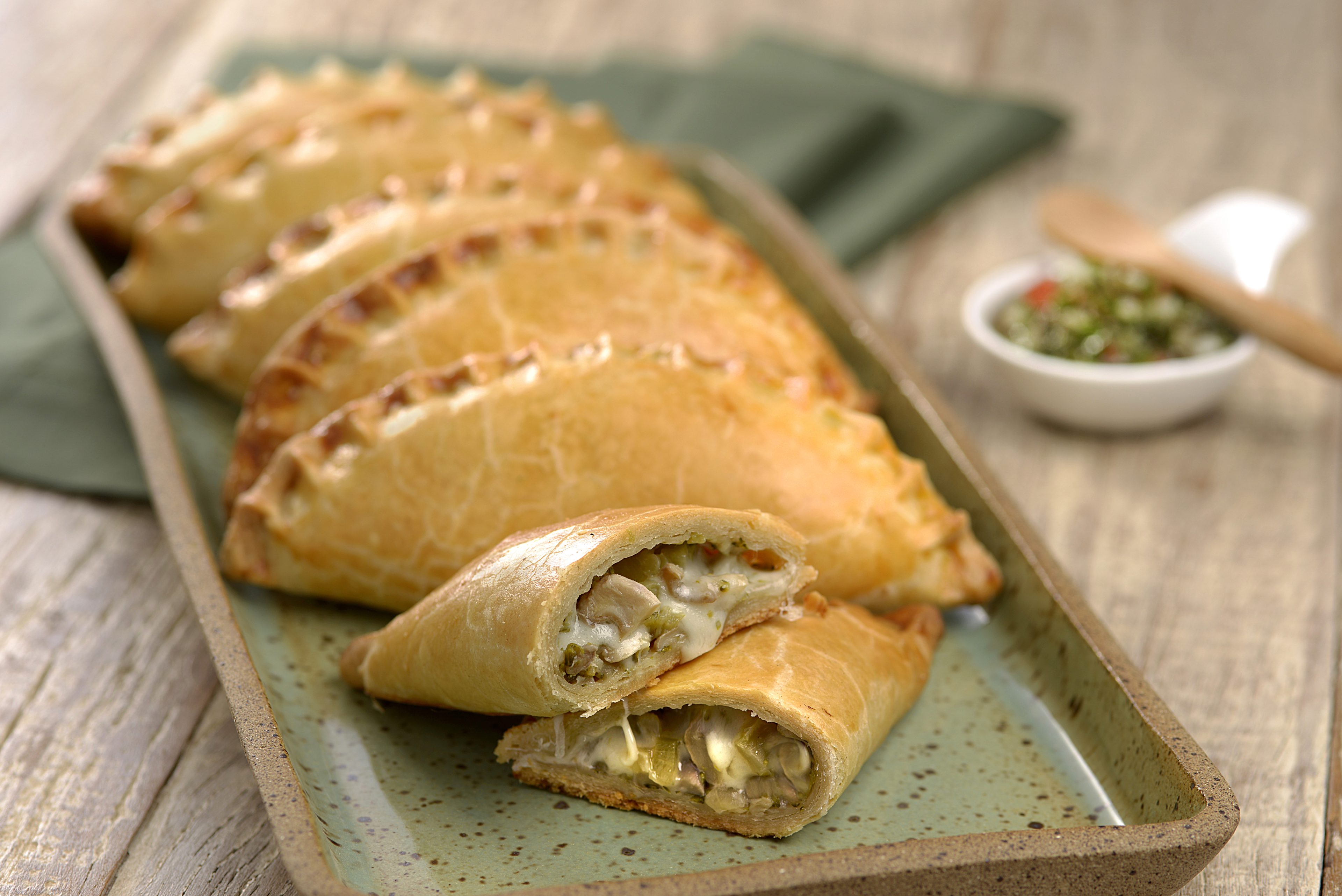 Empanada de brócolis e cogumelo