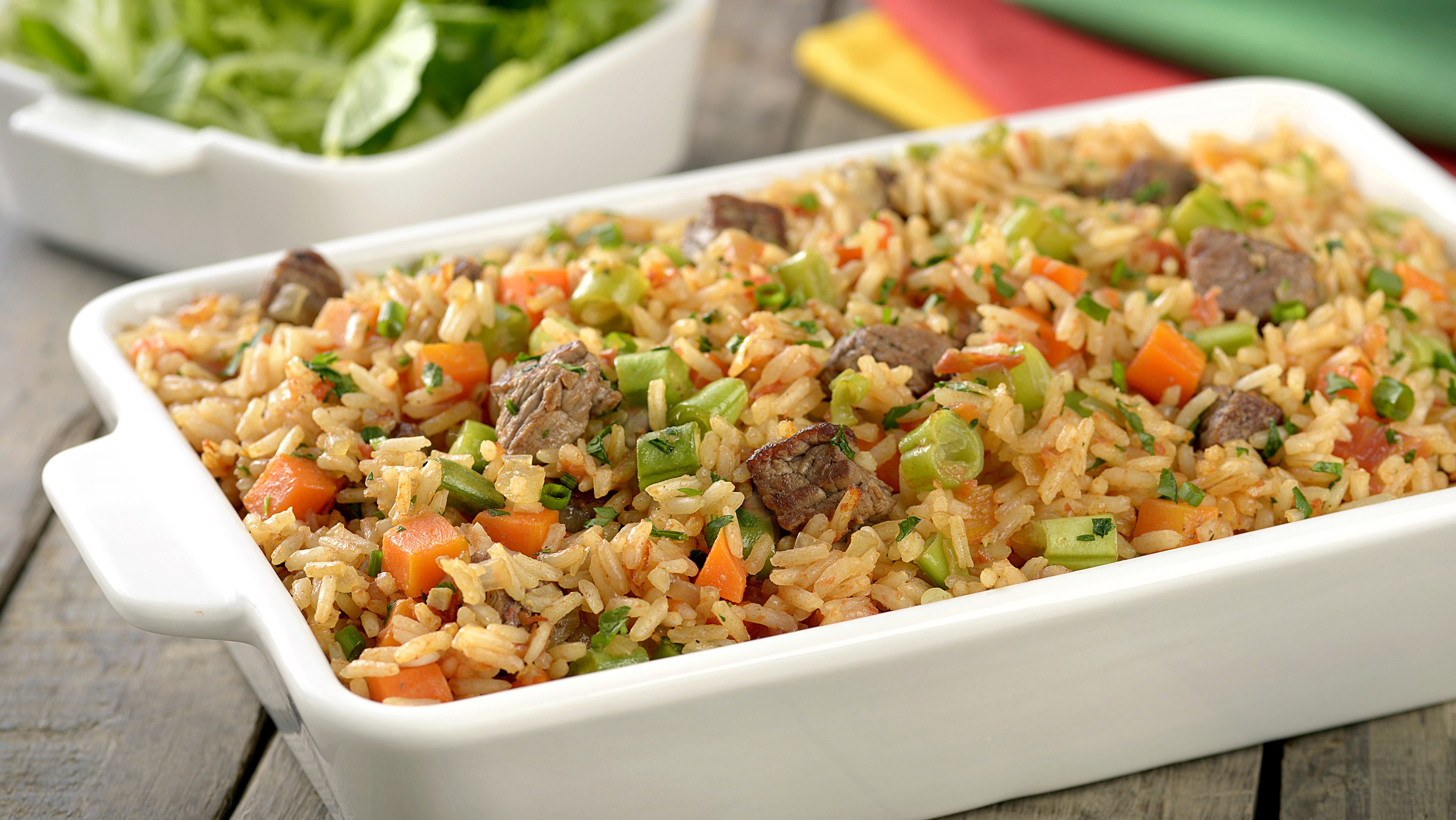 Jollof rice (Arroz com carne e legumes)