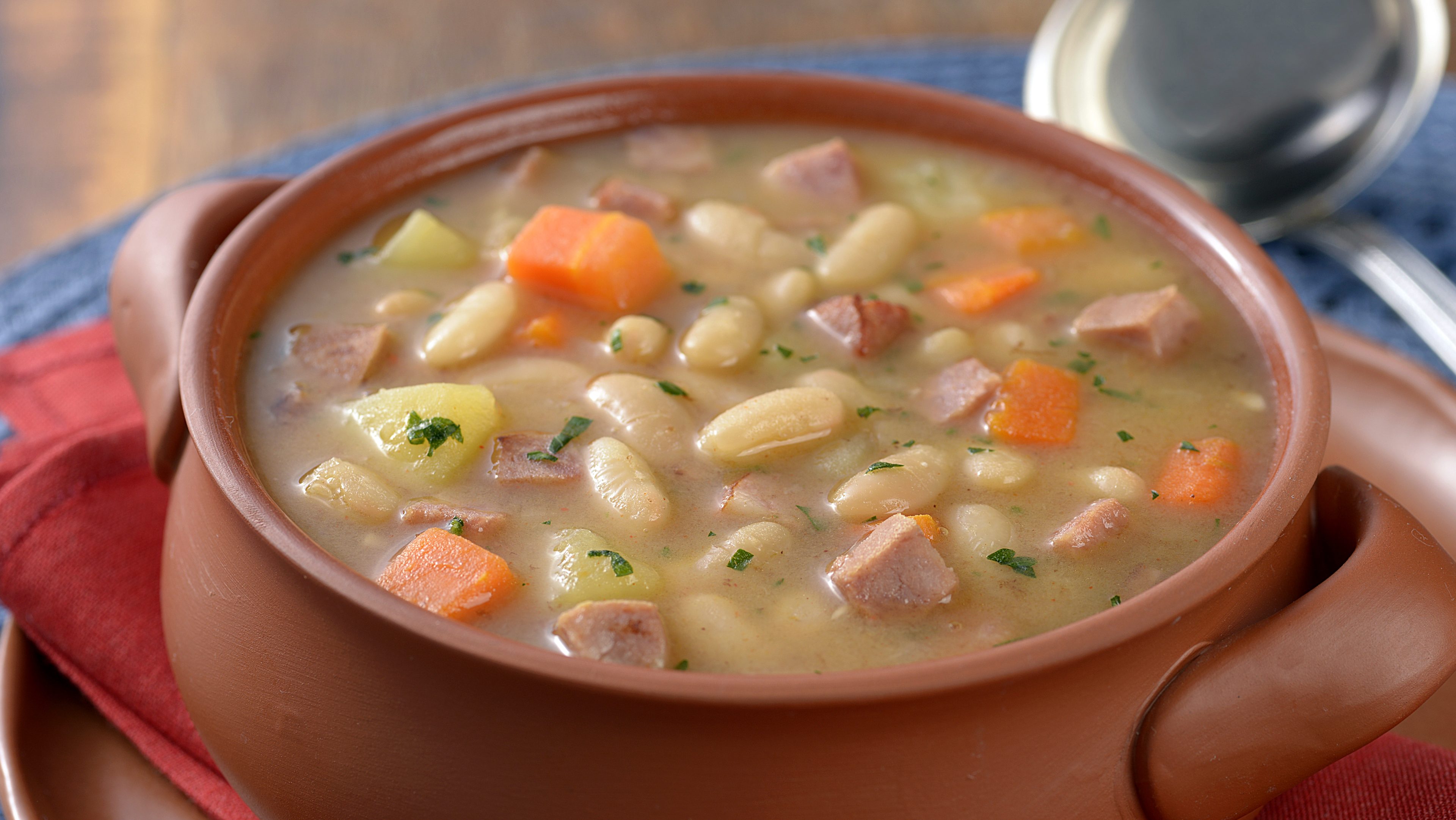 Pasuli de feijão branco com carne e legumes