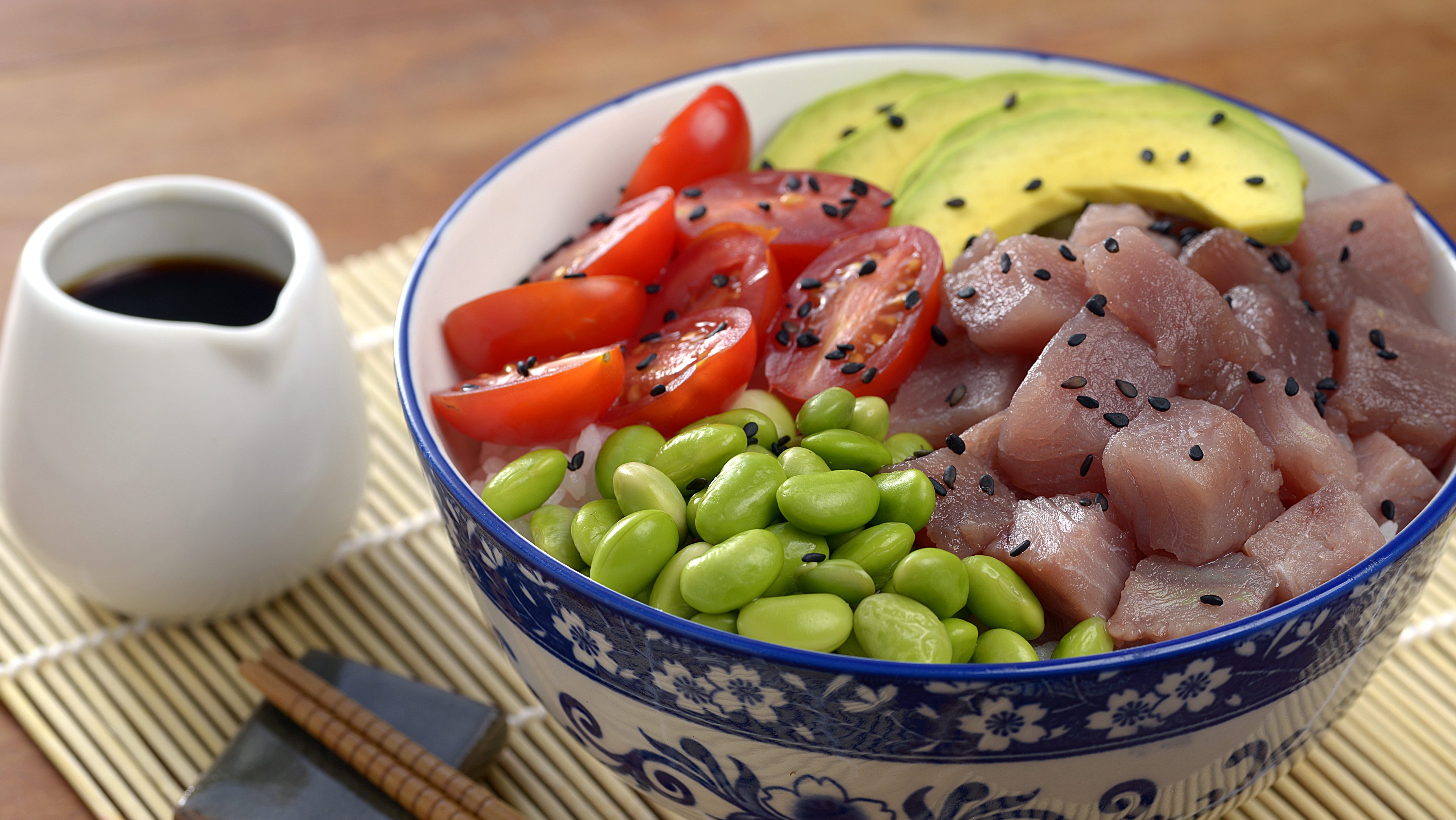 Poke com tomate, avocado, atum em cubos e soja verde