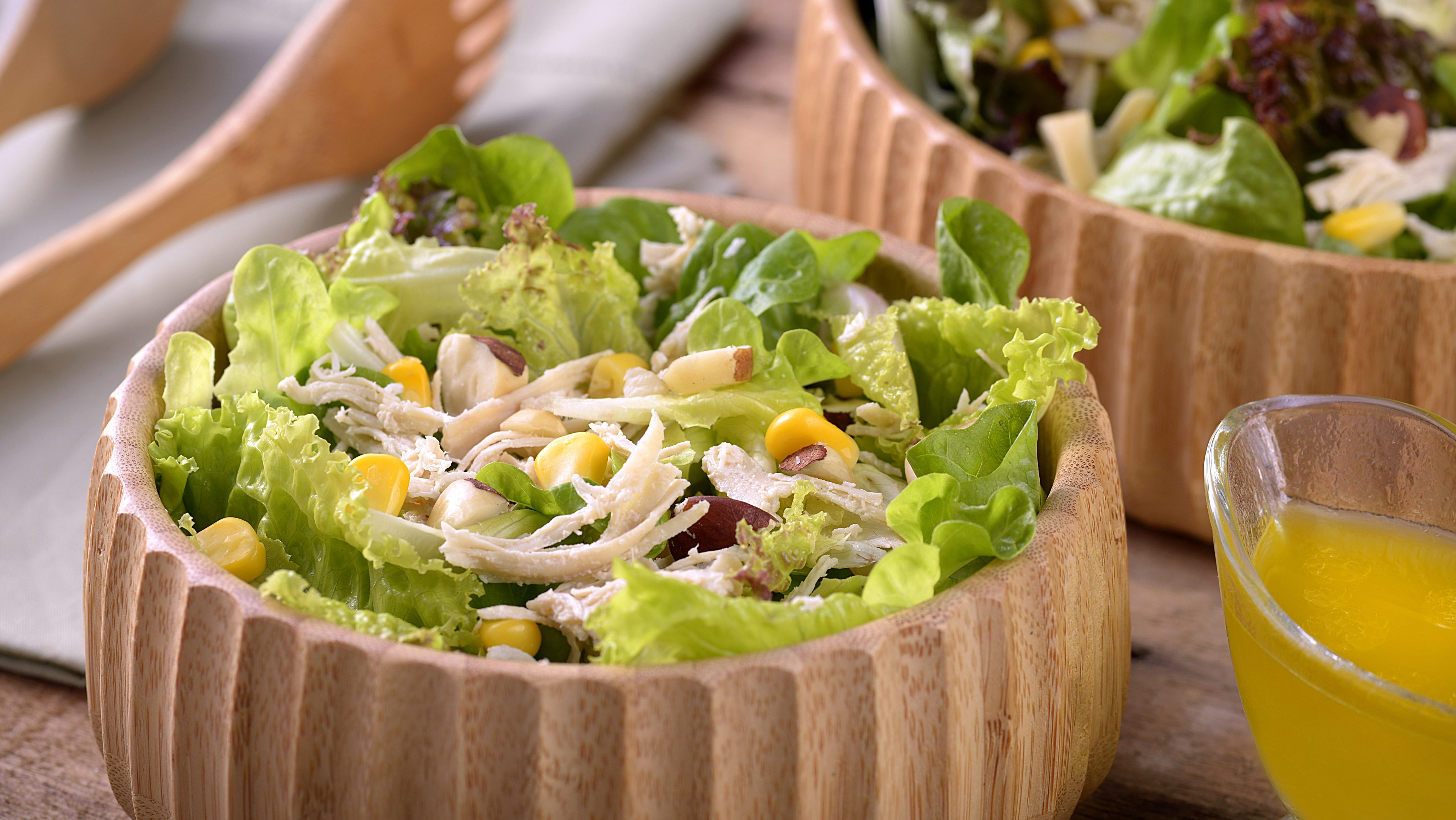 Salada caipira com frango, castanhas e milho