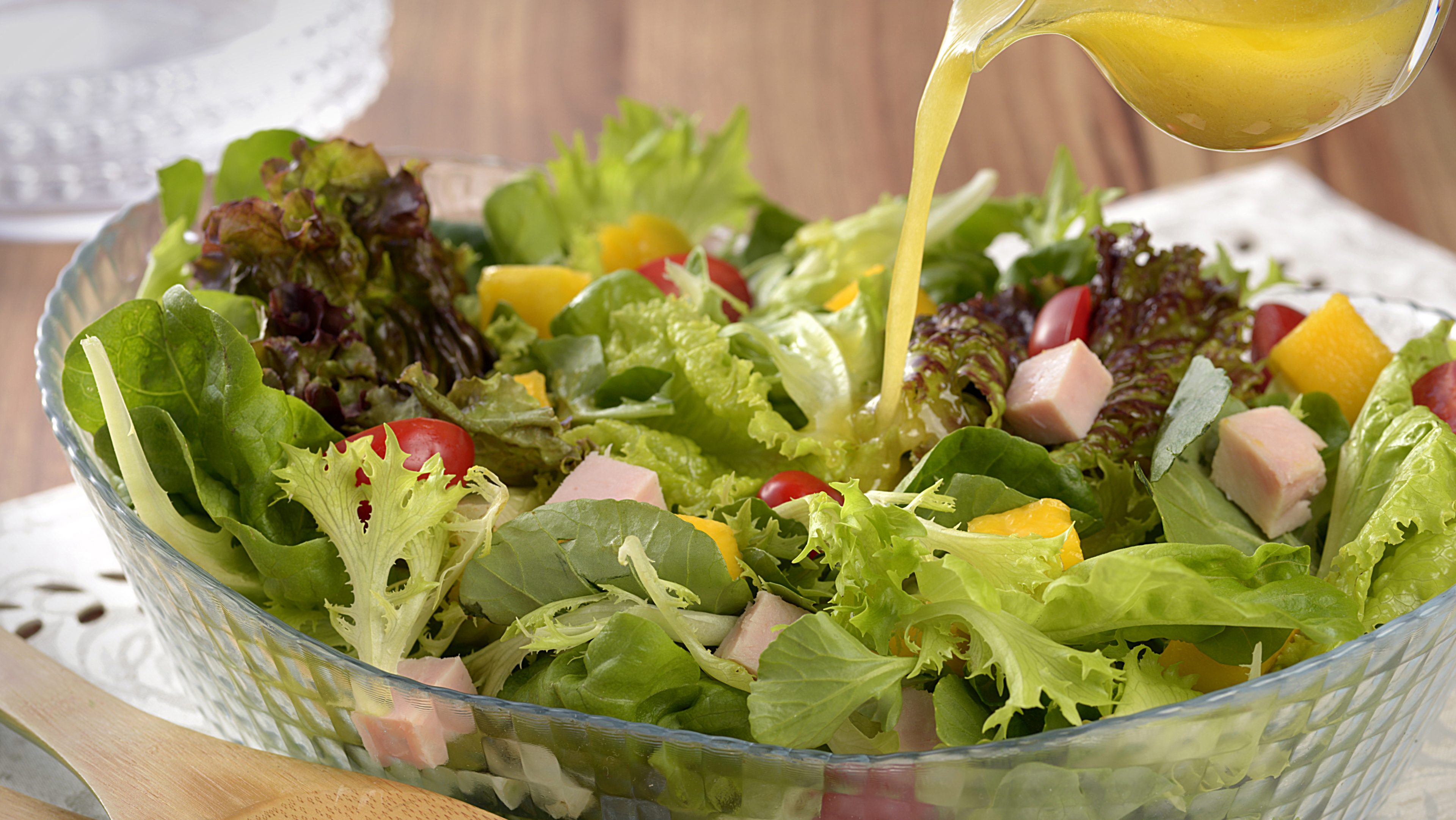 Salada de verão ao molho com peru defumado, legumes e manga