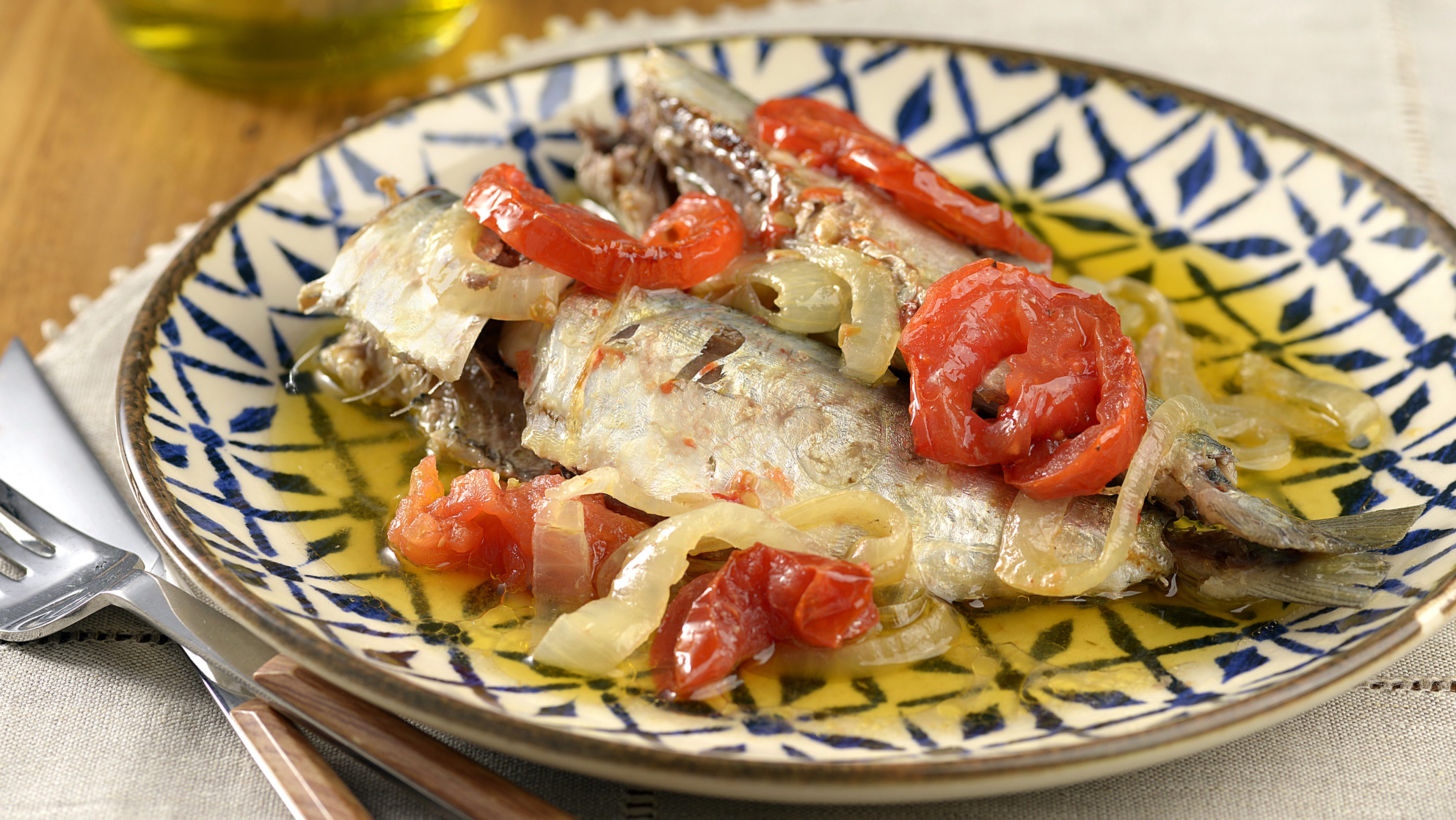 Sardinha a escabeche com tomates e cebola