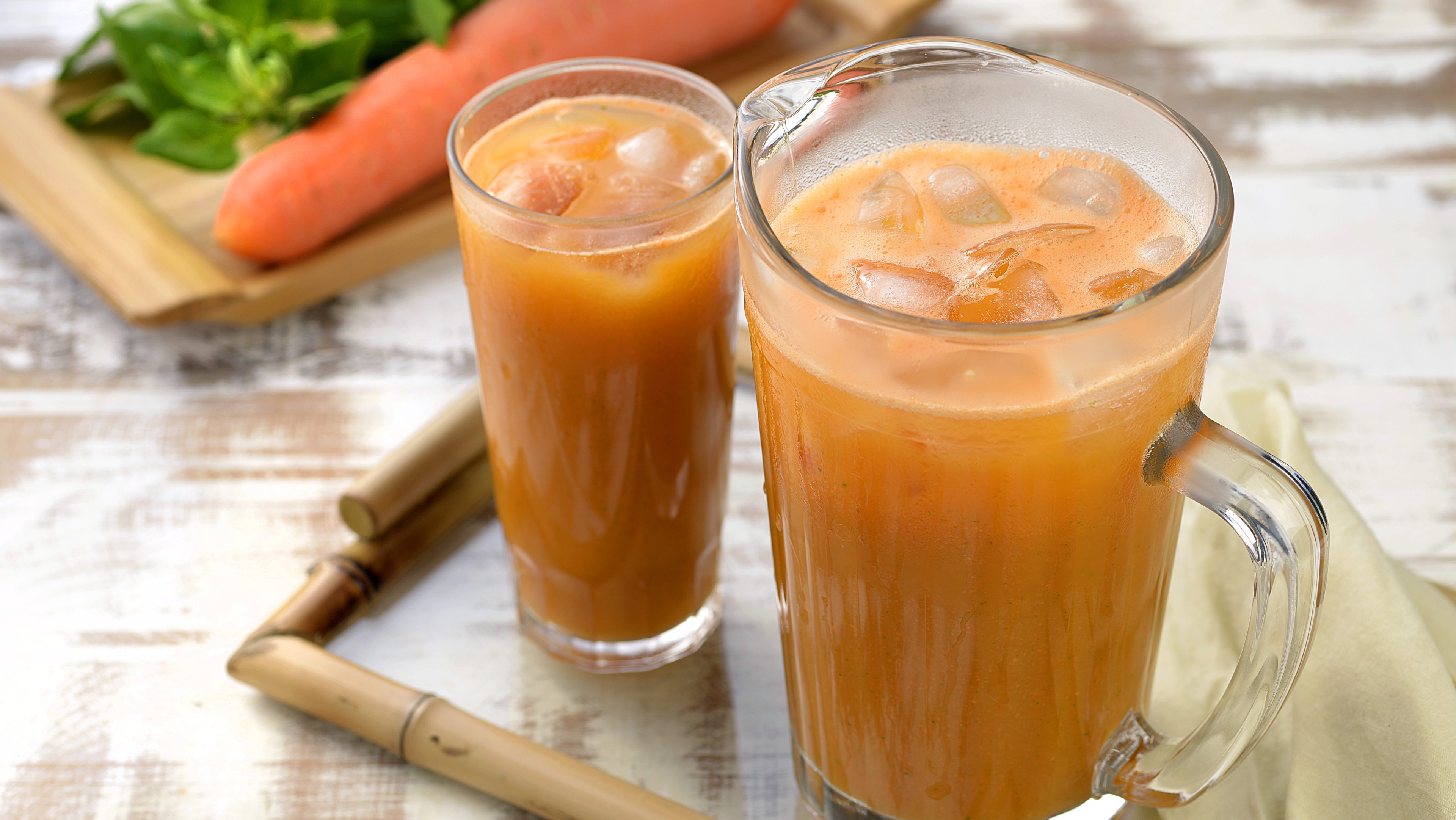 Suco de cenoura, espinafre e laranja com gelo