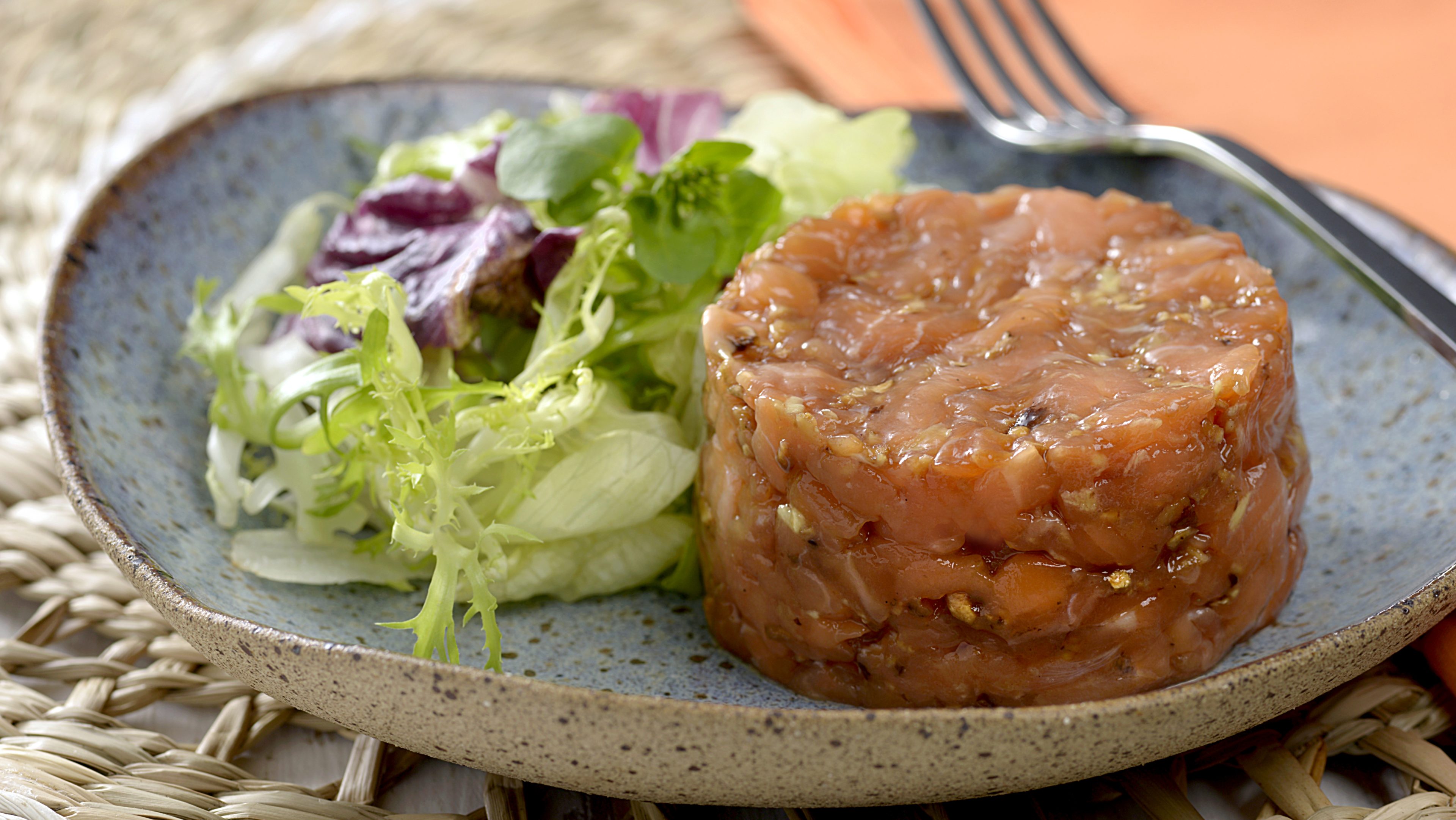 Tartar de salmão com salada