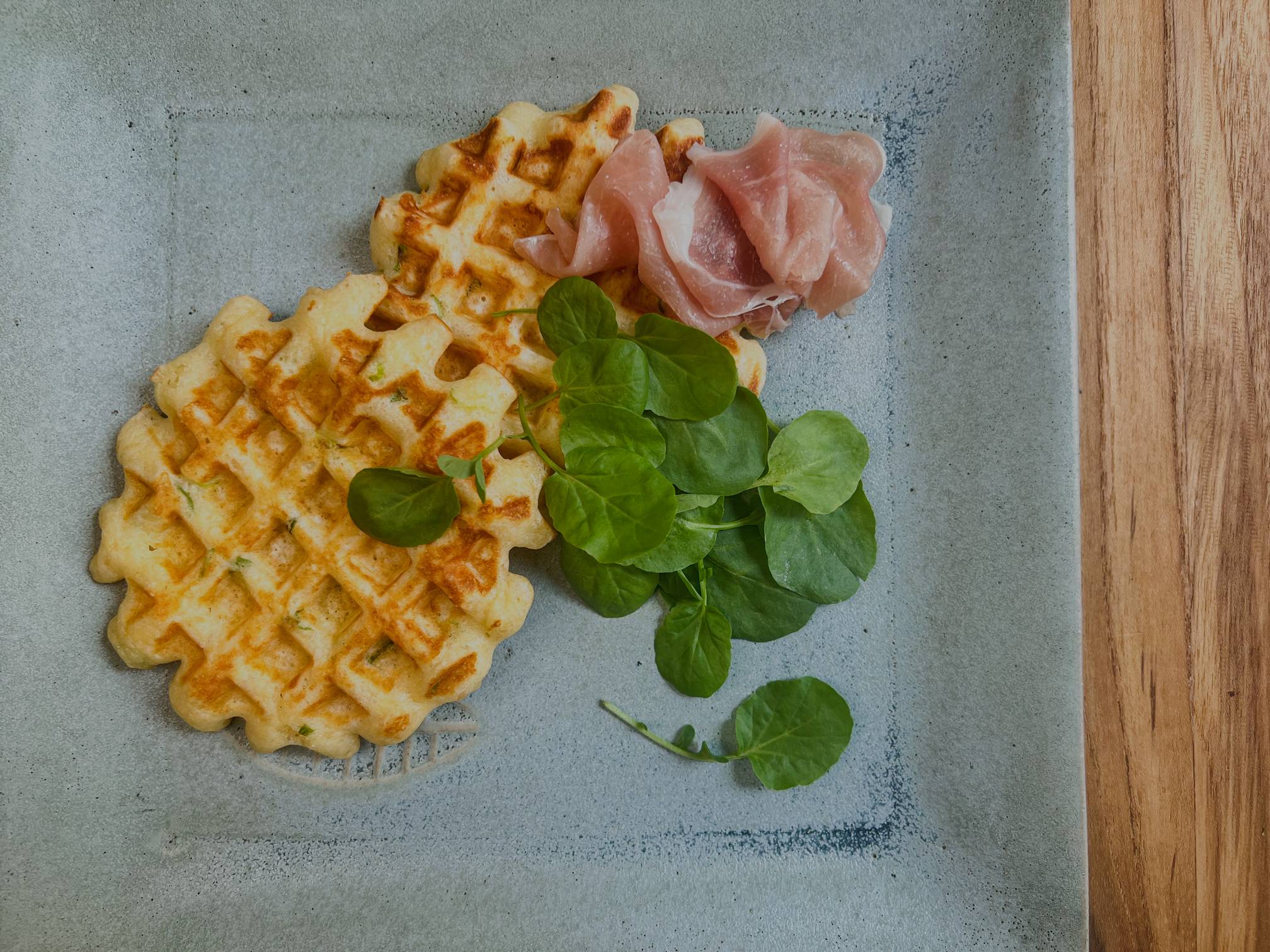 Waffle salgado umami com acompanhamentos