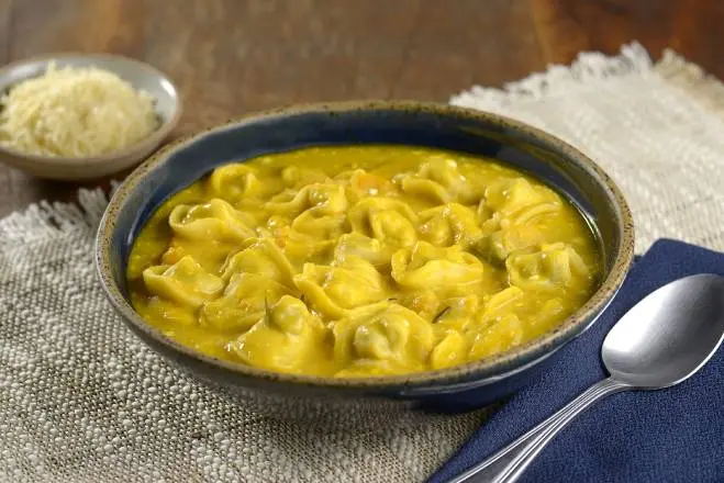 Sopa de abóbora com capeletti e queijo