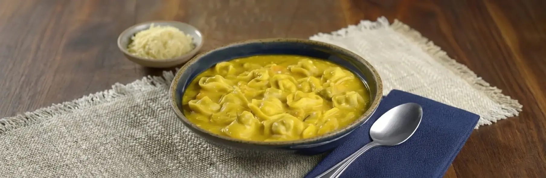 Sopa de abóbora com capeletti e queijo